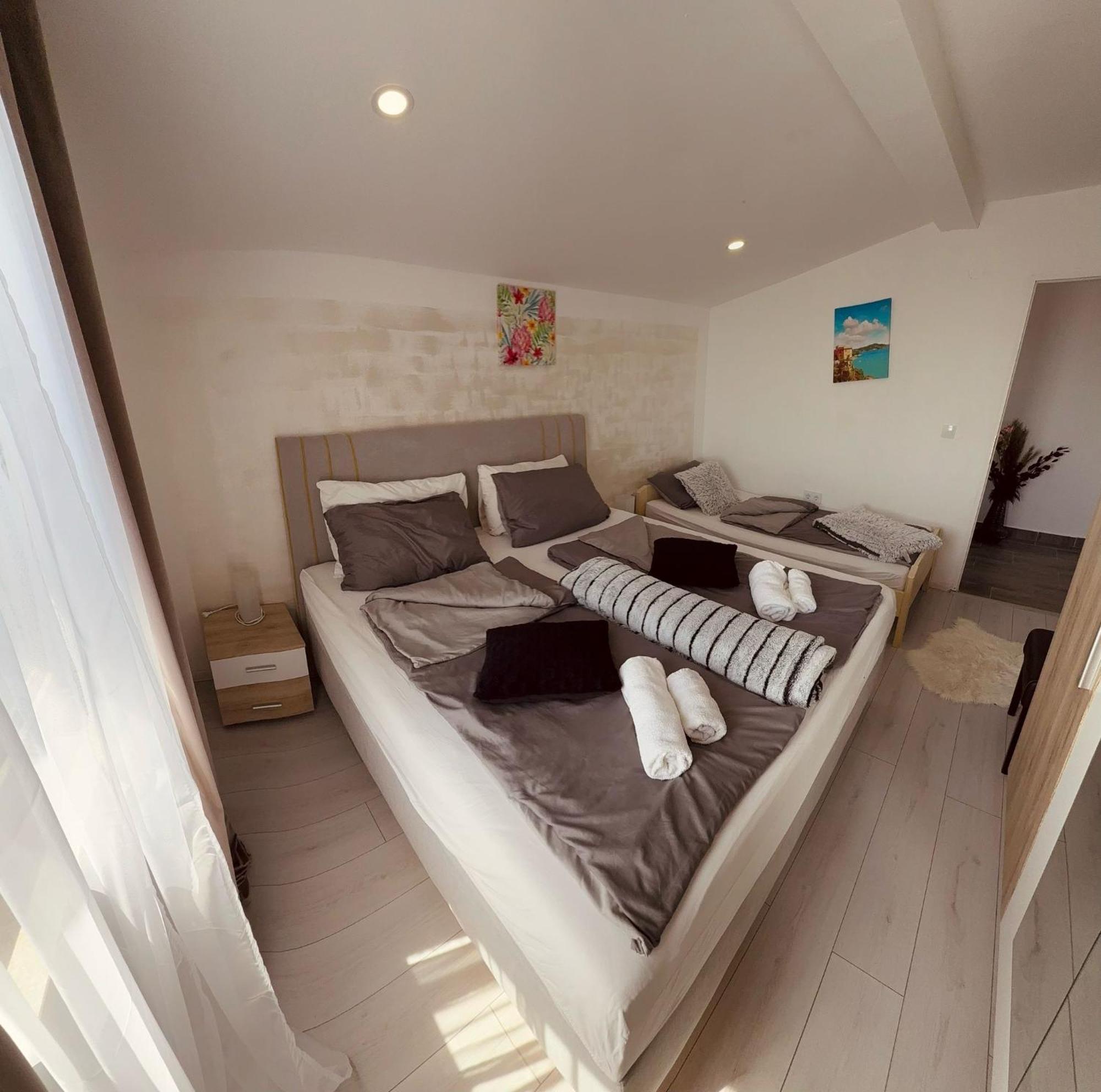Neyra Villa *